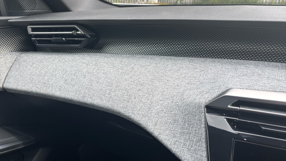 Peugeot 3008 157kW GT 73kWh 5dr Auto Electric Estate - Image 19