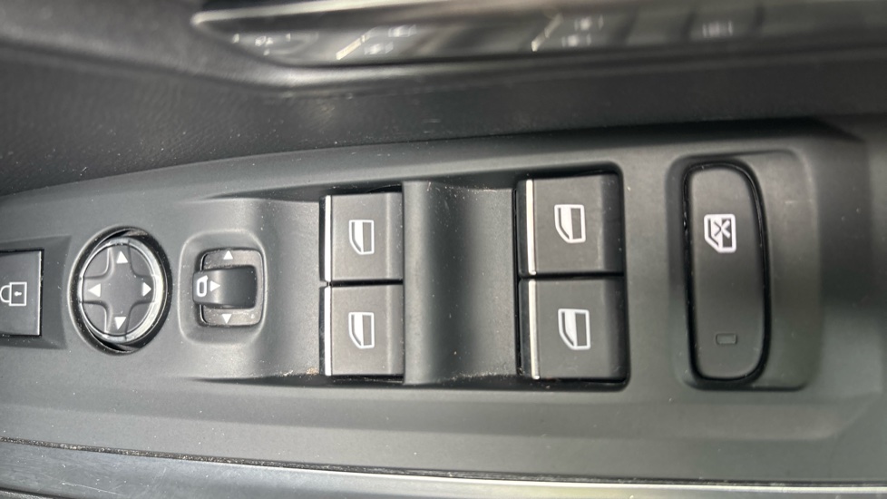 Peugeot 3008 157kW GT 73kWh 5dr Auto Electric Estate - Image 35