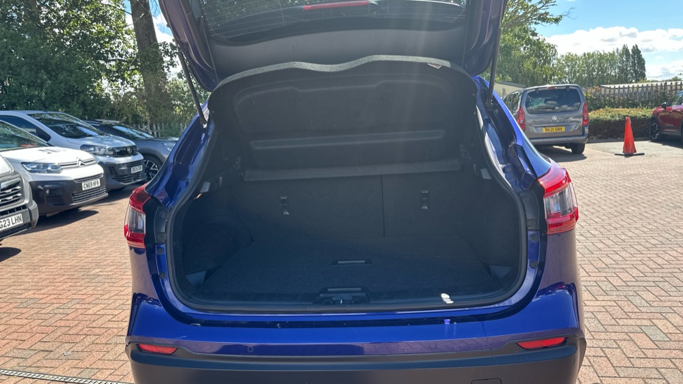 Nissan Qashqai 1.3 DiG-T N-Connecta 5dr Petrol Hatchback - Image 4