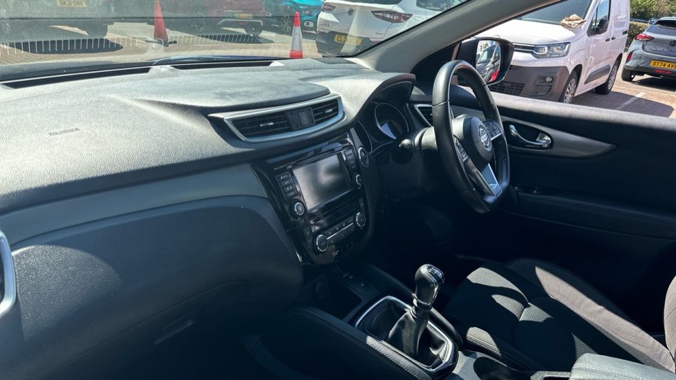 Nissan Qashqai 1.3 DiG-T N-Connecta 5dr Petrol Hatchback - Image 9