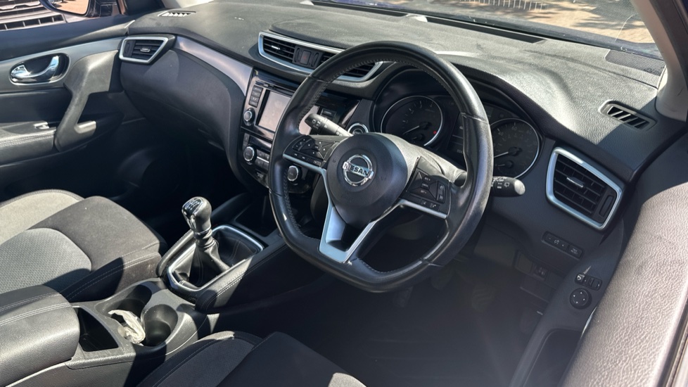Nissan Qashqai 1.3 DiG-T N-Connecta 5dr Petrol Hatchback - Image 11