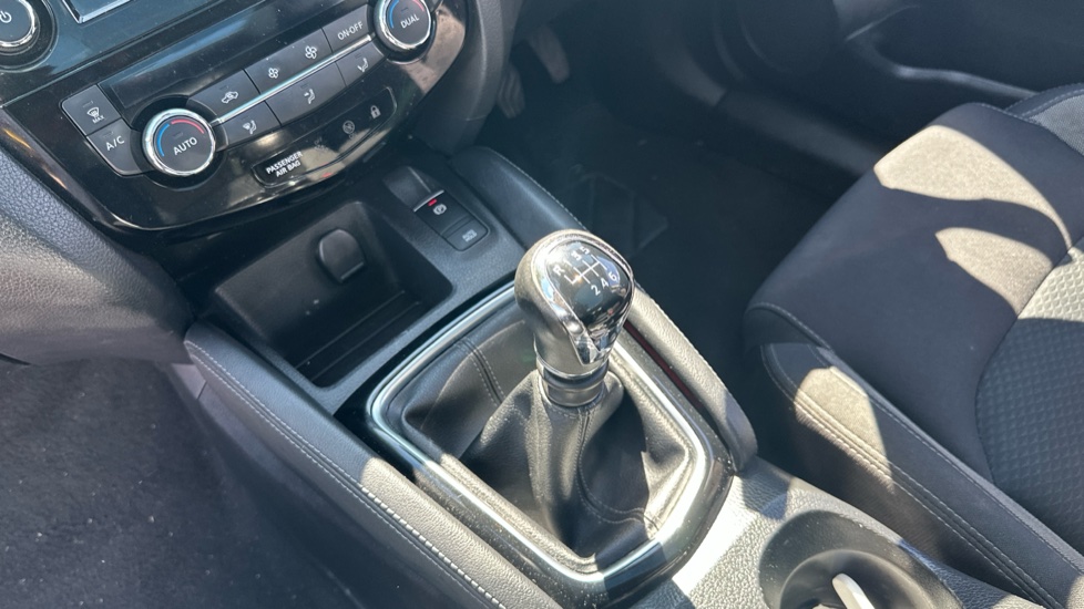 Nissan Qashqai 1.3 DiG-T N-Connecta 5dr Petrol Hatchback - Image 13