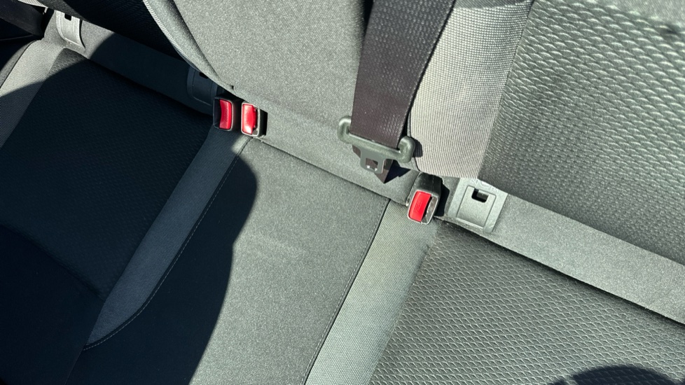 Nissan Qashqai 1.3 DiG-T N-Connecta 5dr Petrol Hatchback - Image 17