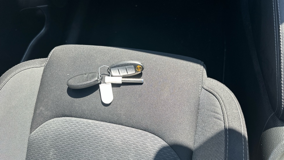 Nissan Qashqai 1.3 DiG-T N-Connecta 5dr Petrol Hatchback - Image 20
