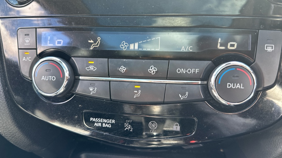 Nissan Qashqai 1.3 DiG-T N-Connecta 5dr Petrol Hatchback - Image 23