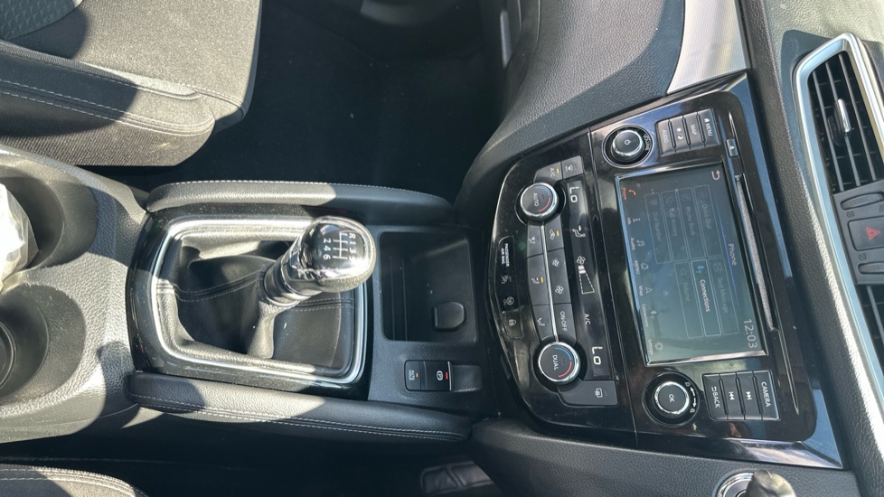 Nissan Qashqai 1.3 DiG-T N-Connecta 5dr Petrol Hatchback - Image 24