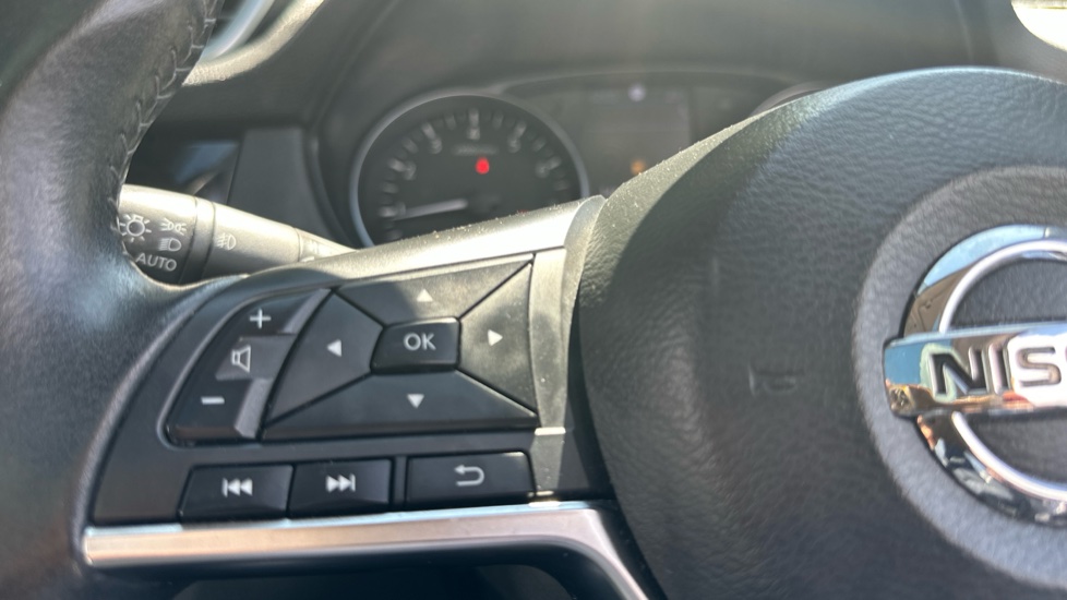 Nissan Qashqai 1.3 DiG-T N-Connecta 5dr Petrol Hatchback - Image 26
