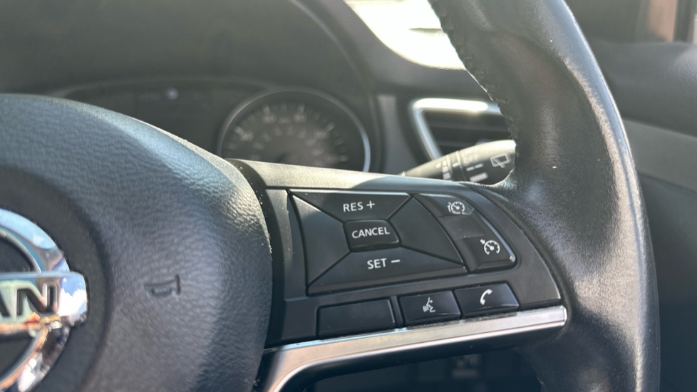 Nissan Qashqai 1.3 DiG-T N-Connecta 5dr Petrol Hatchback - Image 27