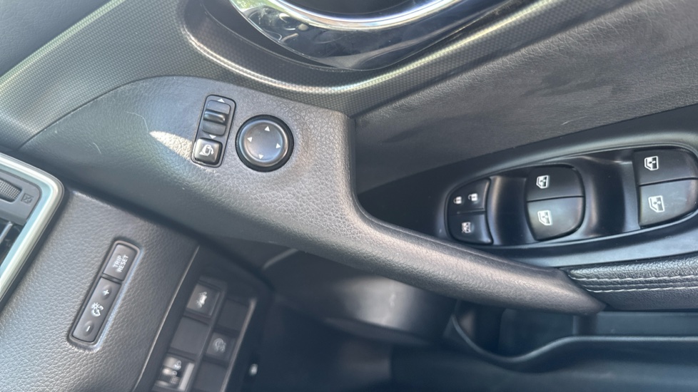 Nissan Qashqai 1.3 DiG-T N-Connecta 5dr Petrol Hatchback - Image 28