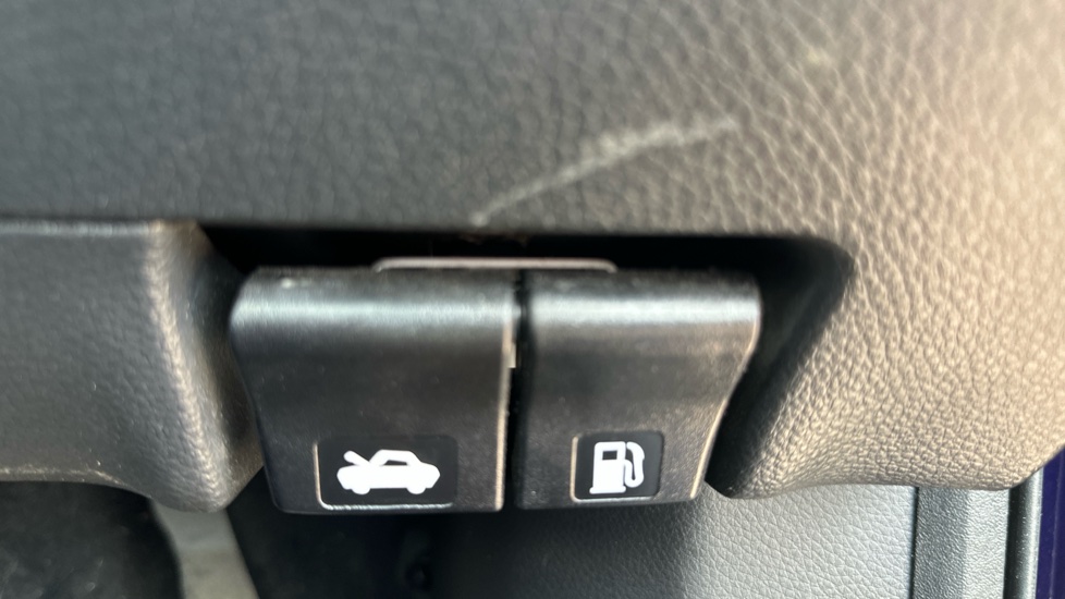Nissan Qashqai 1.3 DiG-T N-Connecta 5dr Petrol Hatchback - Image 30