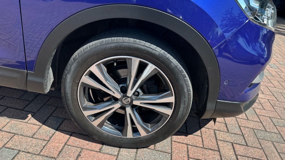 Nissan Qashqai 1.3 DiG-T N-Connecta 5dr Petrol Hatchback - Image 31