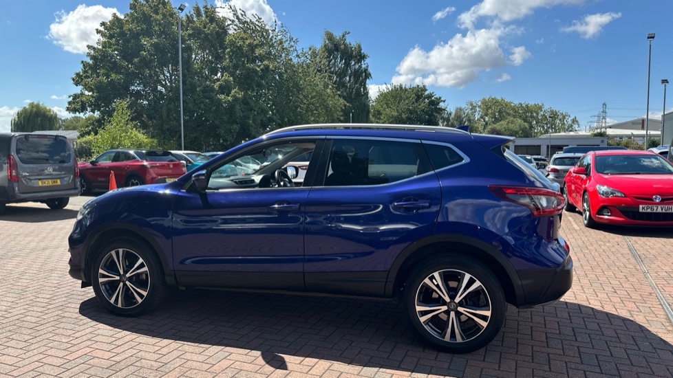 Nissan Qashqai 1.3 DiG-T N-Connecta 5dr Petrol Hatchback - Image 35
