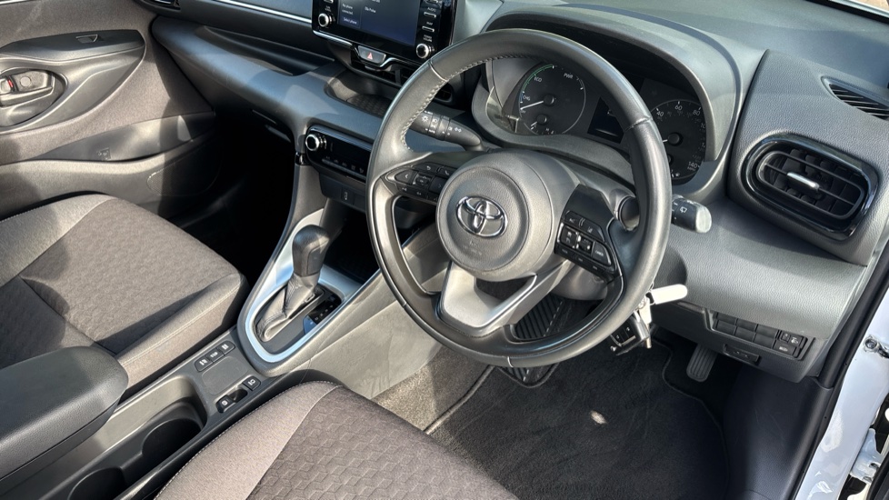 Toyota Yaris 1.5 Hybrid Icon 5dr CVT Hybrid Hatchback - Image 11