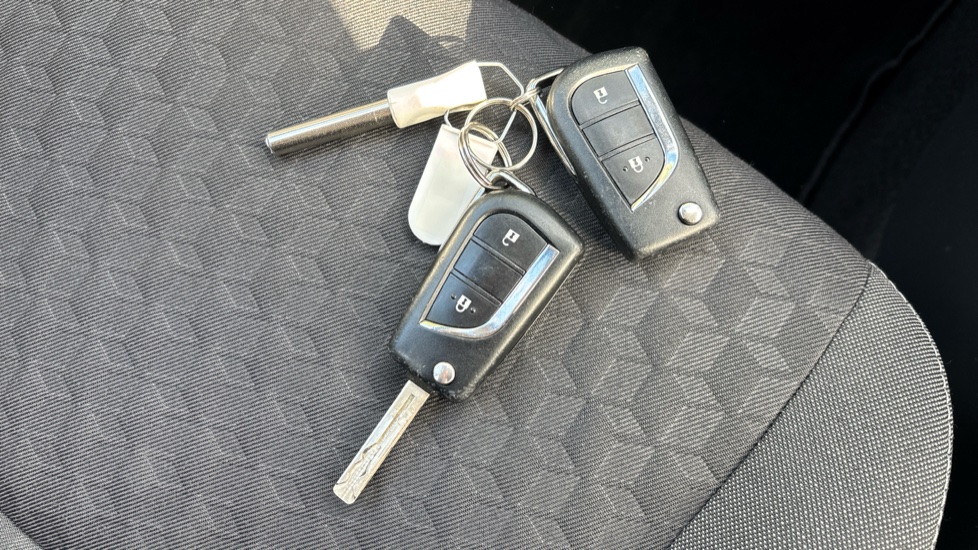 Toyota Yaris 1.5 Hybrid Icon 5dr CVT Hybrid Hatchback - Image 20