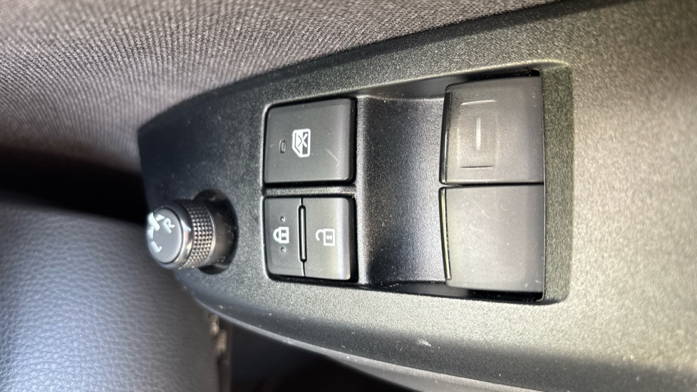 Toyota Yaris 1.5 Hybrid Icon 5dr CVT Hybrid Hatchback - Image 34