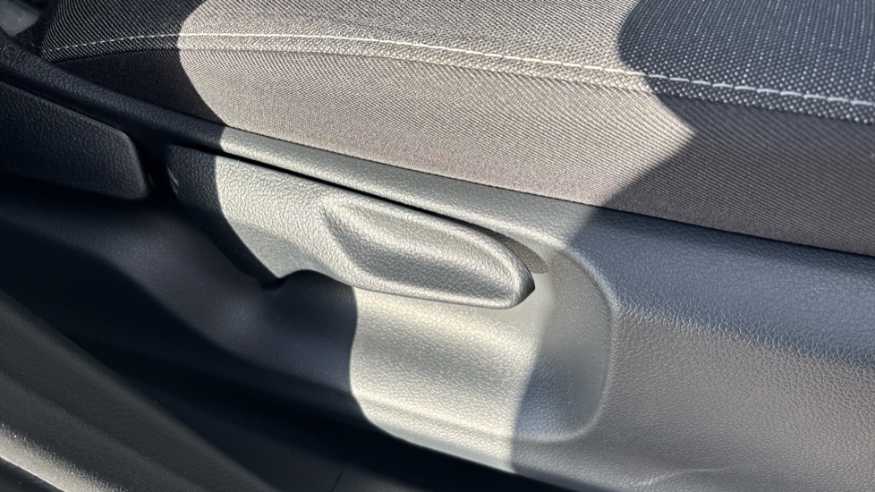 Toyota Yaris 1.5 Hybrid Icon 5dr CVT Hybrid Hatchback - Image 35