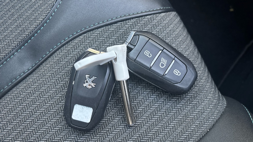 Peugeot 5008 1.2 PureTech Allure Premium 5dr EAT8 Petrol Estate - Image 20