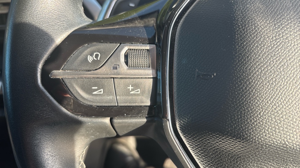 Peugeot 5008 1.2 PureTech Allure Premium 5dr EAT8 Petrol Estate - Image 35