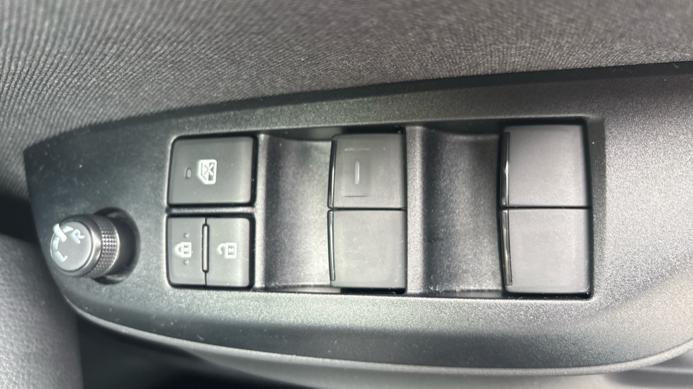 Toyota Yaris 1.5 Hybrid Icon 5dr CVT Hybrid Hatchback - Image 34