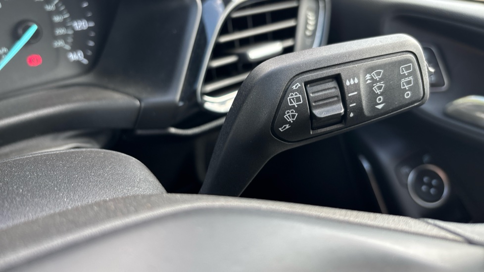 Ford Fiesta 1.1 Zetec 5dr Petrol Hatchback - Image 32