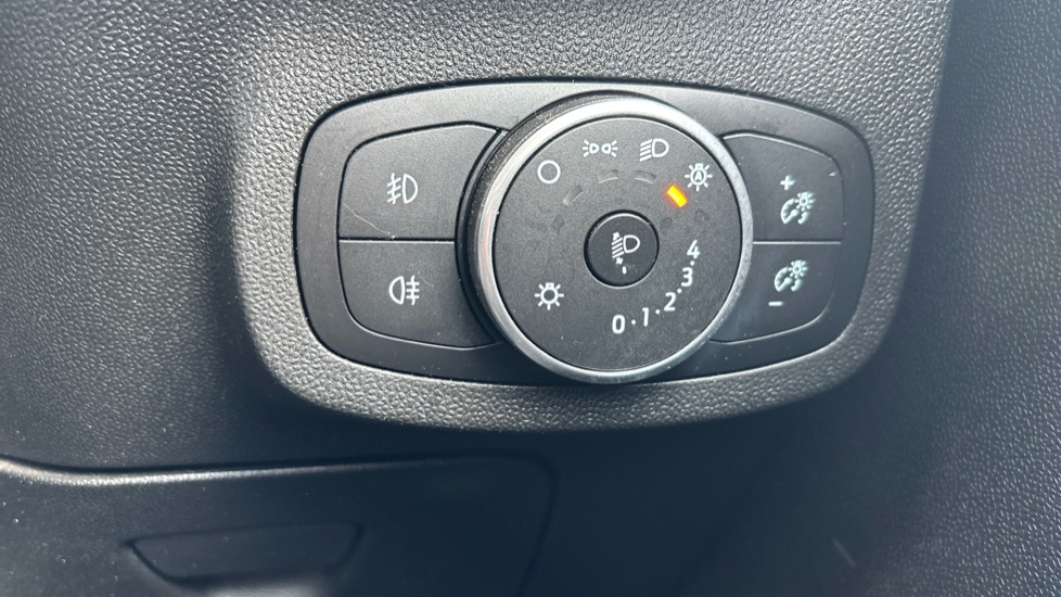 Ford Fiesta 1.1 Zetec 5dr Petrol Hatchback - Image 33