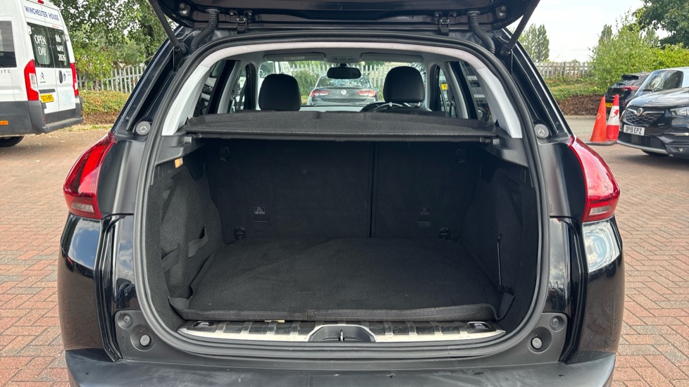 Peugeot 2008 1.2 PureTech Allure 5dr [Start Stop] Petrol Estate - Image 4