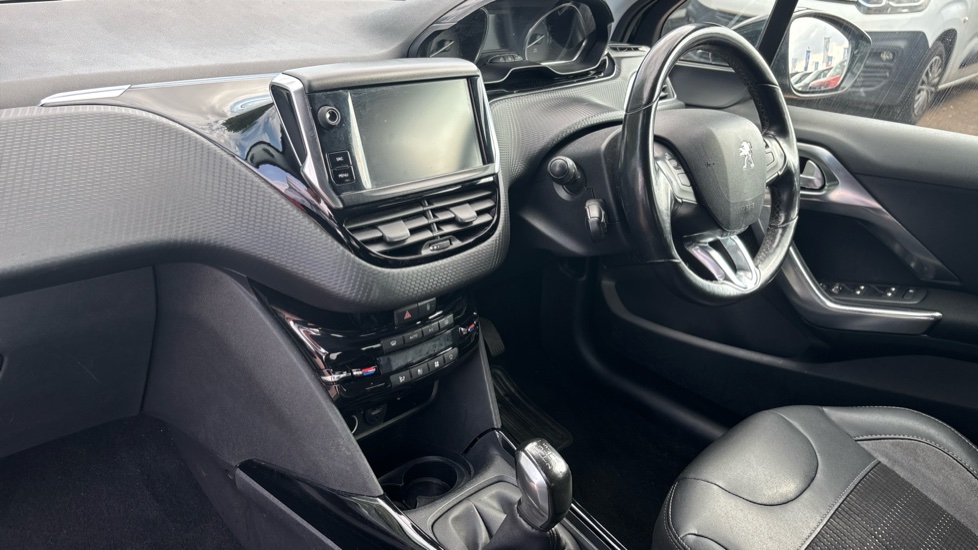 Peugeot 2008 1.2 PureTech Allure 5dr [Start Stop] Petrol Estate - Image 9