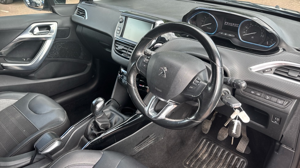 Peugeot 2008 1.2 PureTech Allure 5dr [Start Stop] Petrol Estate - Image 11