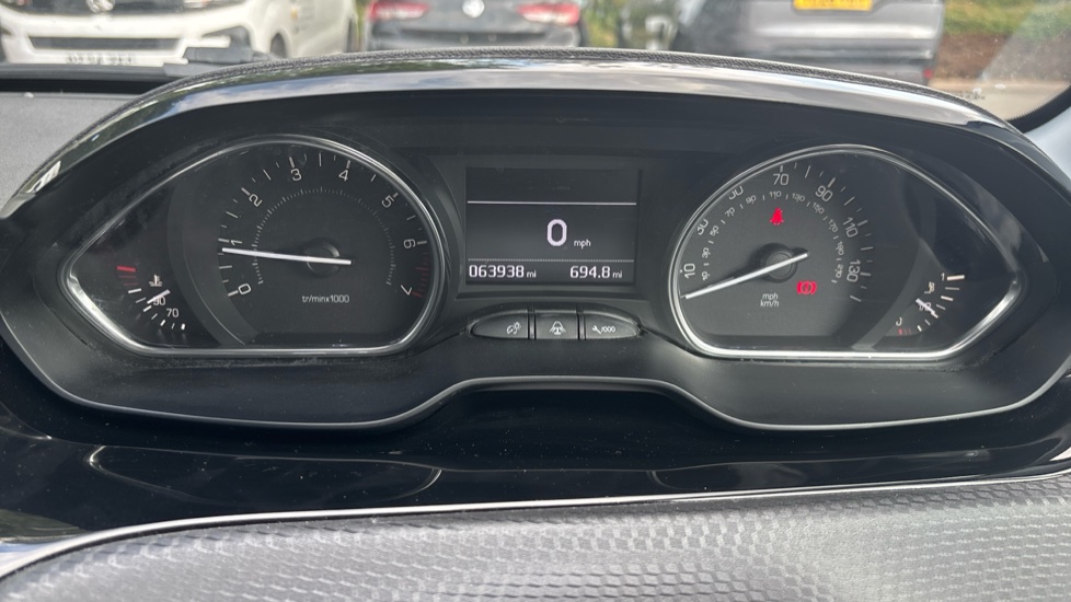 Peugeot 2008 1.2 PureTech Allure 5dr [Start Stop] Petrol Estate - Image 18