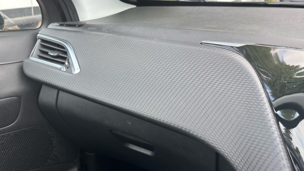 Peugeot 2008 1.2 PureTech Allure 5dr [Start Stop] Petrol Estate - Image 19