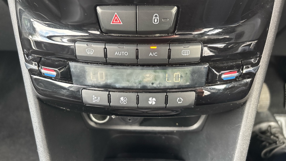 Peugeot 2008 1.2 PureTech Allure 5dr [Start Stop] Petrol Estate - Image 26