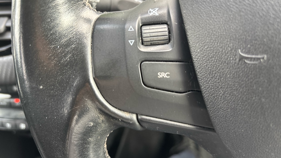 Peugeot 2008 1.2 PureTech Allure 5dr [Start Stop] Petrol Estate - Image 29