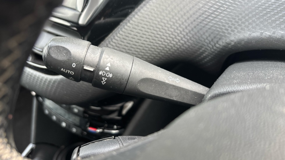 Peugeot 2008 1.2 PureTech Allure 5dr [Start Stop] Petrol Estate - Image 30