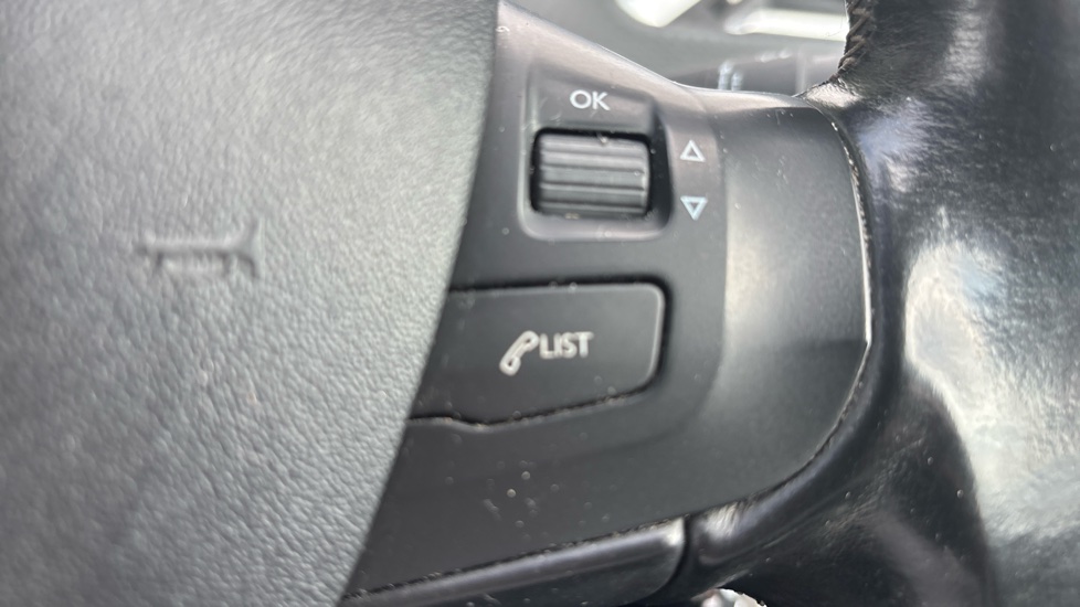 Peugeot 2008 1.2 PureTech Allure 5dr [Start Stop] Petrol Estate - Image 31