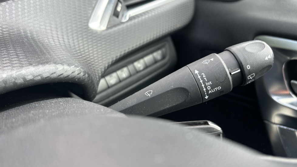 Peugeot 2008 1.2 PureTech Allure 5dr [Start Stop] Petrol Estate - Image 32