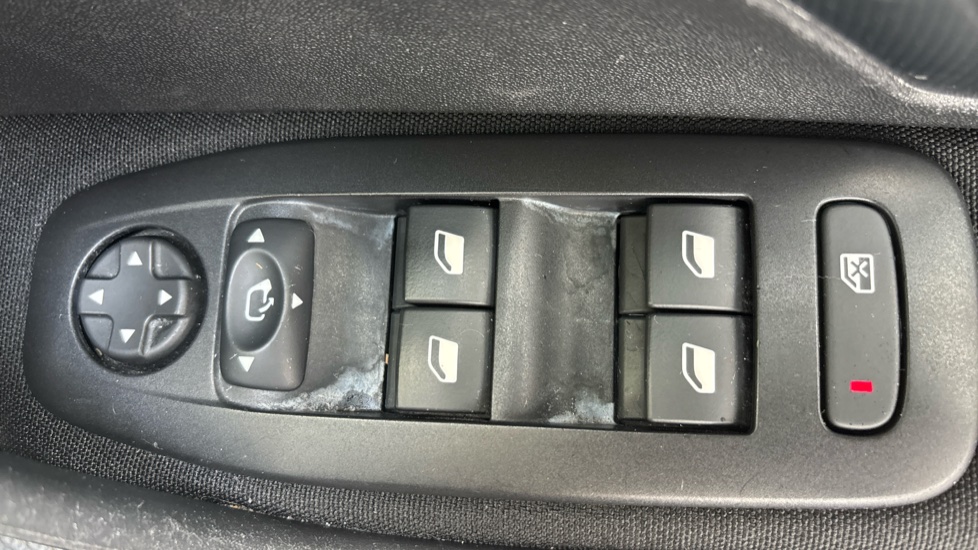 Peugeot 2008 1.2 PureTech Allure 5dr [Start Stop] Petrol Estate - Image 33