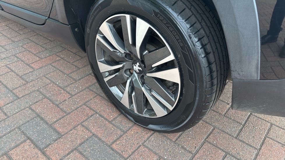 Peugeot 2008 1.2 PureTech Allure 5dr [Start Stop] Petrol Estate - Image 40