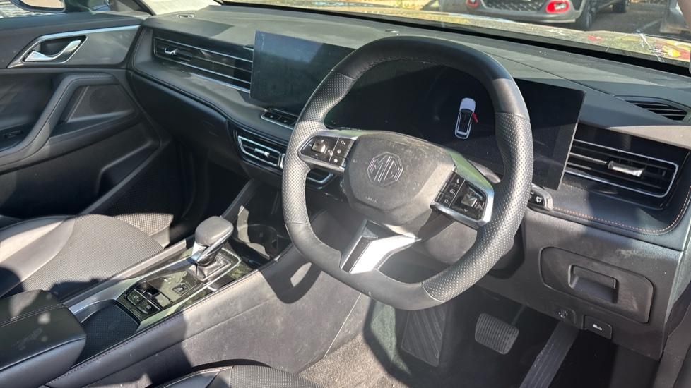 MG HS 1.5 T-GDI Trophy 5dr DCT Petrol Hatchback - Image 11