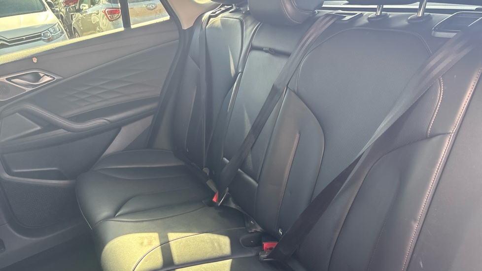 MG HS 1.5 T-GDI Trophy 5dr DCT Petrol Hatchback - Image 16