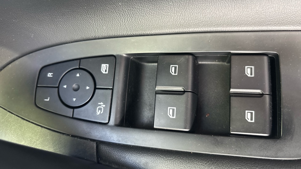 MG HS 1.5 T-GDI Trophy 5dr DCT Petrol Hatchback - Image 35