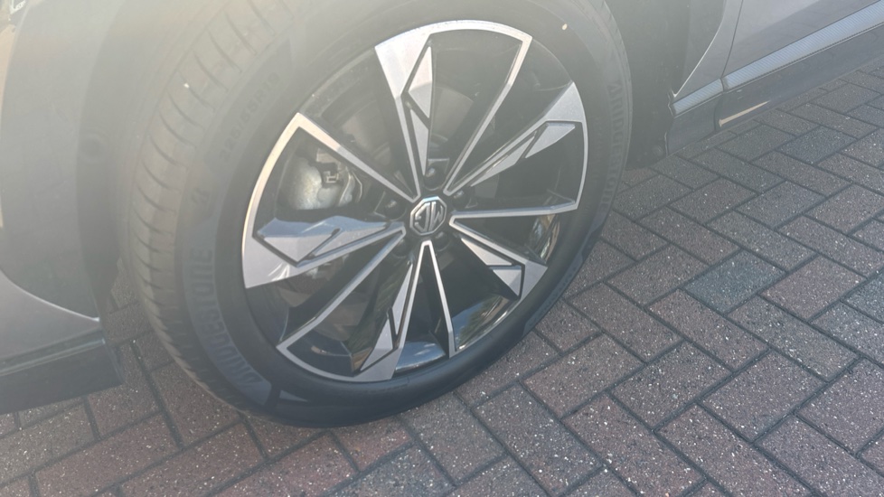MG HS 1.5 T-GDI Trophy 5dr DCT Petrol Hatchback - Image 41
