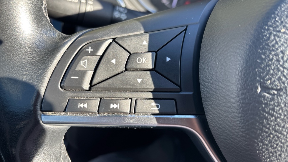 Nissan Qashqai 1.3 DiG-T N-Tec 5dr Petrol Hatchback - Image 33