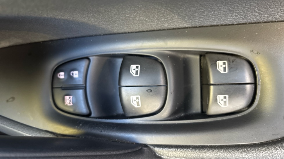 Nissan Qashqai 1.3 DiG-T N-Tec 5dr Petrol Hatchback - Image 37