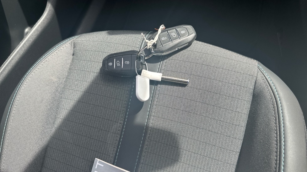 Peugeot 2008 100kW Allure Premium+ 50kWh 5dr Auto Electric Estate - Image 20
