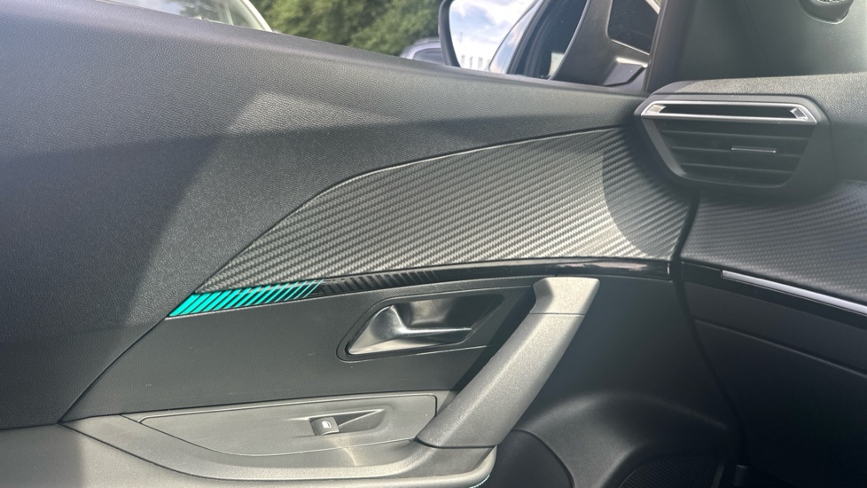 Peugeot 2008 100kW Allure Premium+ 50kWh 5dr Auto Electric Estate - Image 28