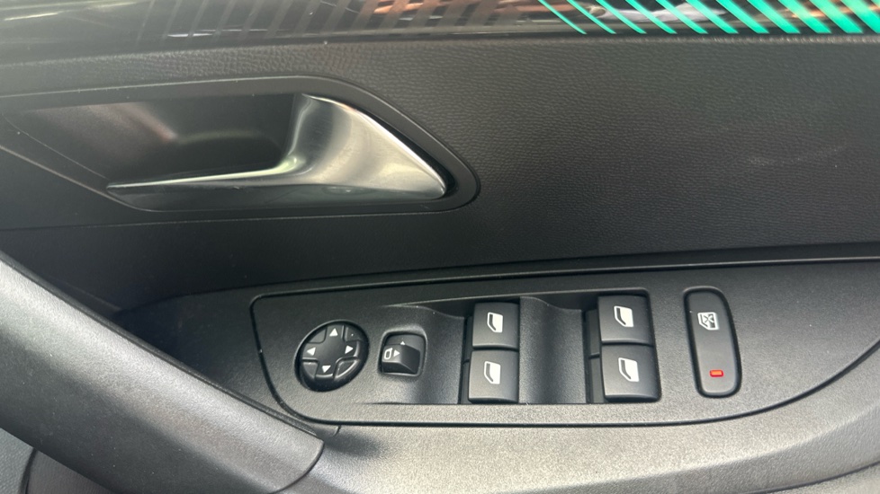Peugeot 2008 100kW Allure Premium+ 50kWh 5dr Auto Electric Estate - Image 30