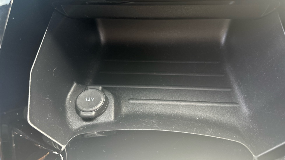 Peugeot 2008 100kW Allure Premium+ 50kWh 5dr Auto Electric Estate - Image 31