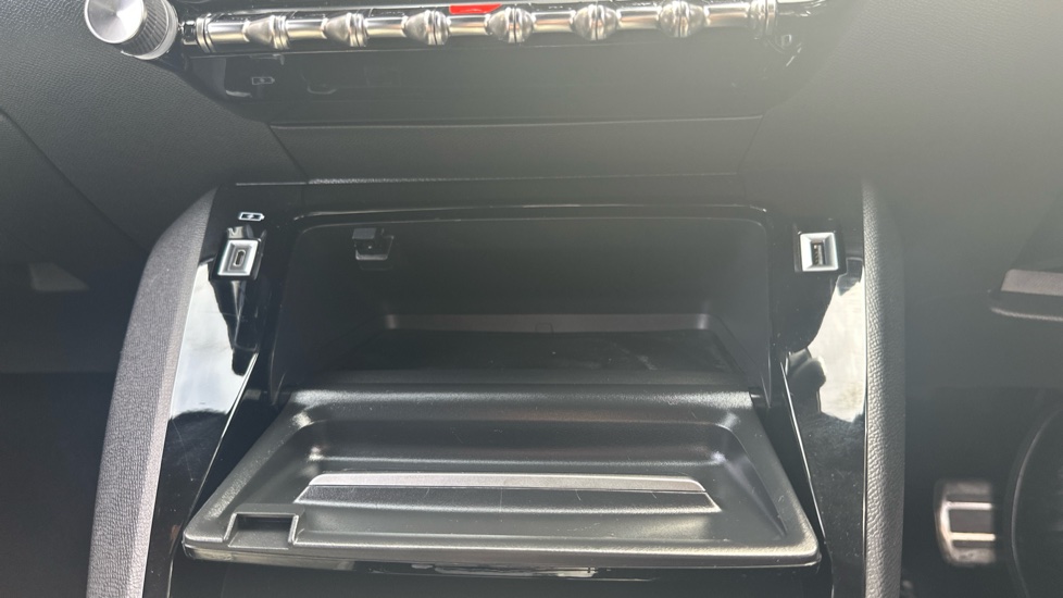 Peugeot 2008 100kW Allure Premium+ 50kWh 5dr Auto Electric Estate - Image 32