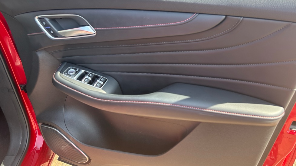MG HS 1.5 T-GDI Exclusive 5dr DCT Petrol Hatchback - Image 39