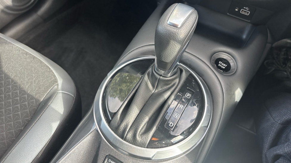 Nissan Juke 1.6 Hybrid N-Connecta 5dr Auto Hybrid Hatchback - Image 13